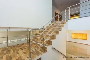 Salden u. Nicolaus Schlosserei GmbH - Eine Treppe mit Edelstahlgeländer und Holzboden.