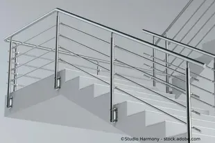 Salden u. Nicolaus Schlosserei GmbH - Eine Nahaufnahme einer Treppe mit einem Geländer aus Edelstahl