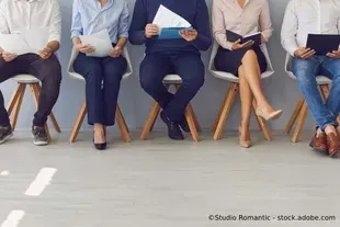 Salden u. Nicolaus Schlosserei GmbH - Eine Gruppe Leute sitzt auf Stühlen und wartet auf ein Vorstellungsgespräch.