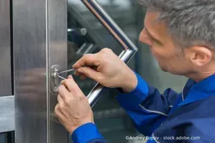 Salden u. Nicolaus Schlosserei GmbH - Ein Mann benutzt einen Schlüssel, um eine Tür zu öffnen.