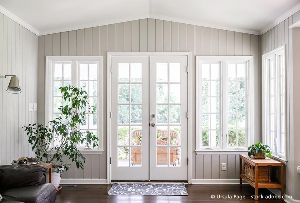 Salden u. Nicolaus Schlosserei GmbH - Ein Wohnzimmer mit vielen Fenstern und Fenstertüren.