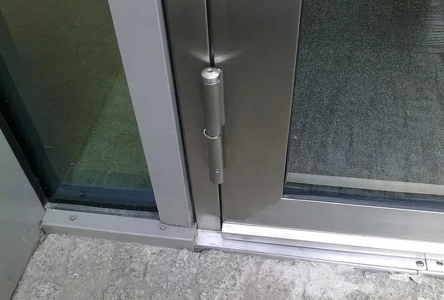 Salden u. Nicolaus Schlosserei GmbH - Eine Nahaufnahme einer Edelstahltür mit Griff