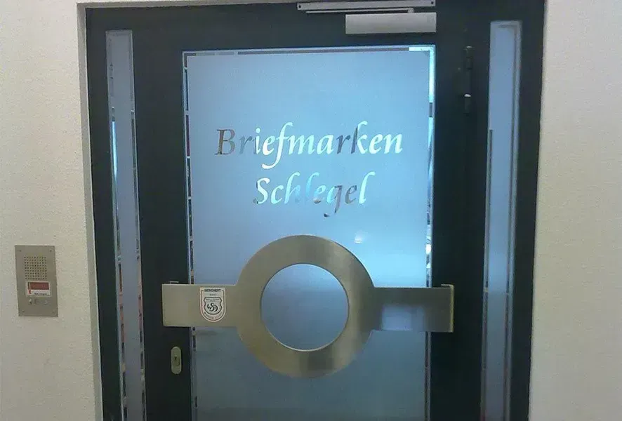 Salden u. Nicolaus Schlosserei GmbH - Eine Tür mit dem Wort Briefmarken darauf