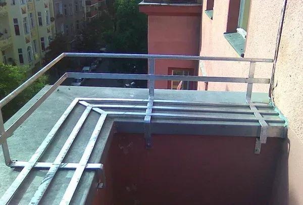 Salden u. Nicolaus Schlosserei GmbH - Ein Balkon mit einem Metallgeländer an der Seite eines Gebäudes