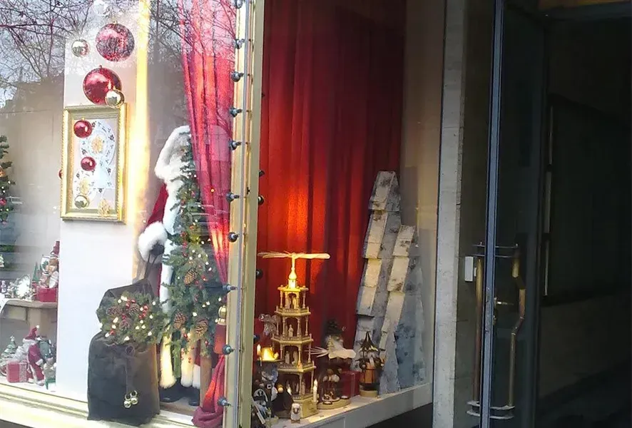 Salden u. Nicolaus Schlosserei GmbH - Ein Weihnachtsschaufenster mit Weihnachtsmann und Weihnachtsbaum