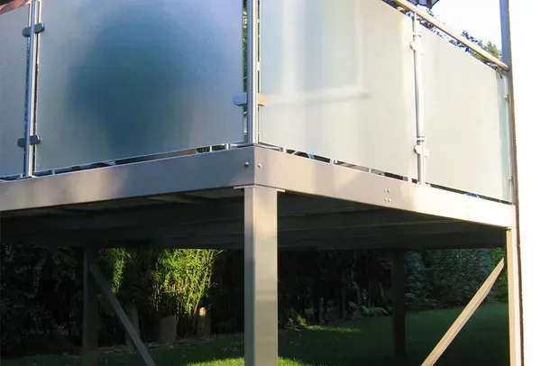 Salden u. Nicolaus Schlosserei GmbH - Ein Balkon mit Glasgeländer und Metallrahmen