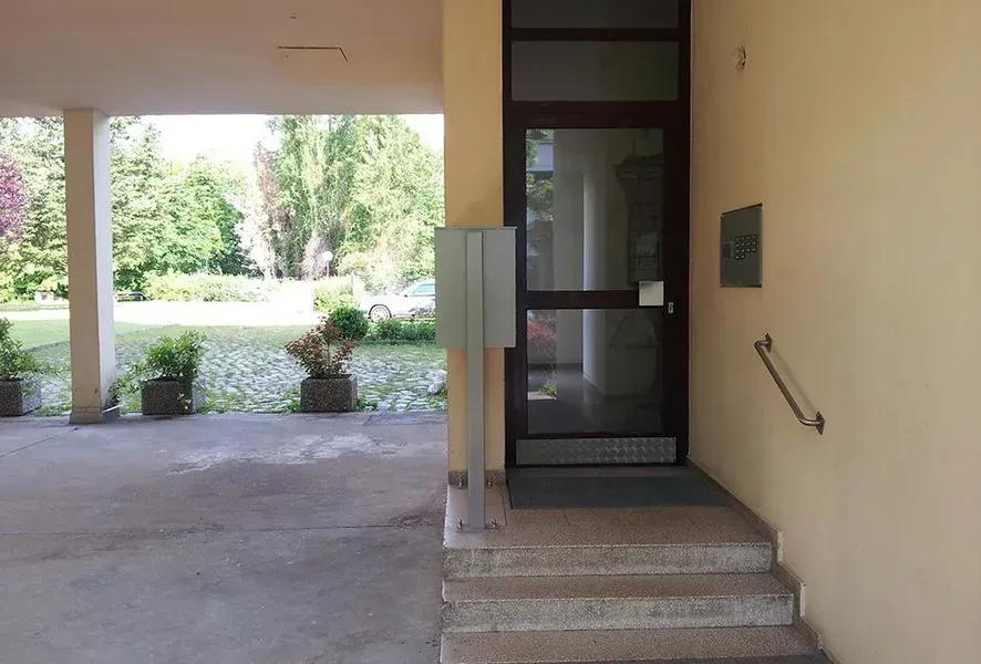 Salden u. Nicolaus Schlosserei GmbH - Ein Eingang zu einem Gebäude mit Treppe und Briefkasten