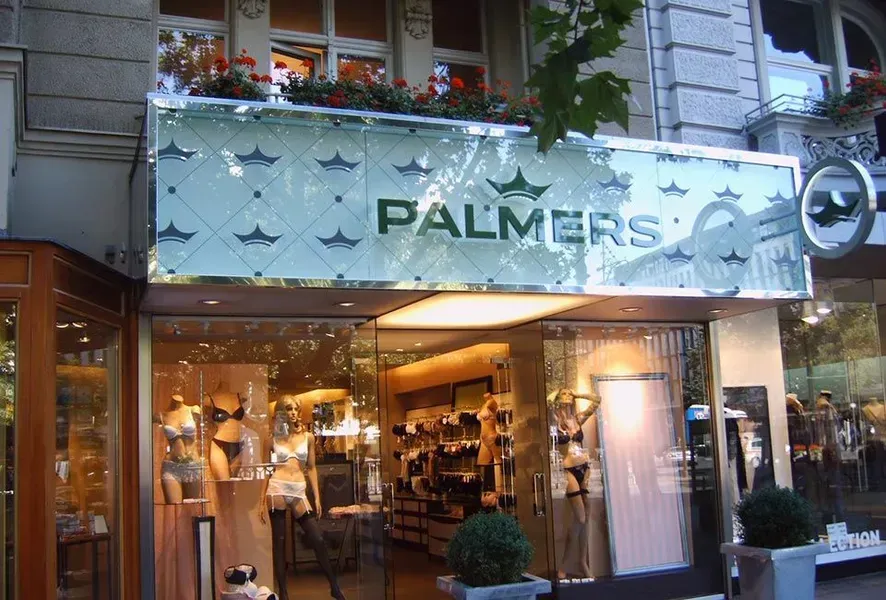 Salden u. Nicolaus Schlosserei GmbH - Ein Palmers-Laden hat ein großes Schild über der Tür