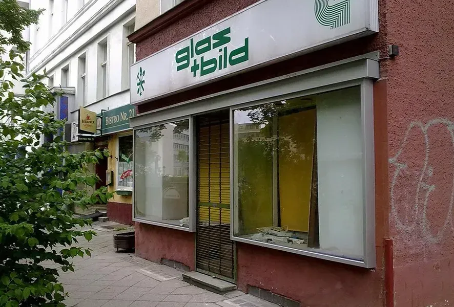 Salden u. Nicolaus Schlosserei GmbH - Ein Gebäude mit einem Schild mit der Aufschrift „Glas Bild“ darauf