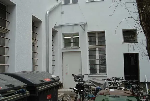 Salden u. Nicolaus Schlosserei GmbH - Vor einem weißen Gebäude stehen ein paar Fahrräder