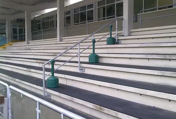 Salden u. Nicolaus Schlosserei GmbH - Ein leeres Stadion mit Treppen und Geländer