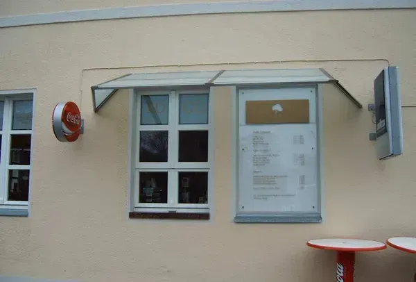 Salden u. Nicolaus Schlosserei GmbH - Ein Gebäude mit einem Schild mit der Aufschrift Coca Cola darauf