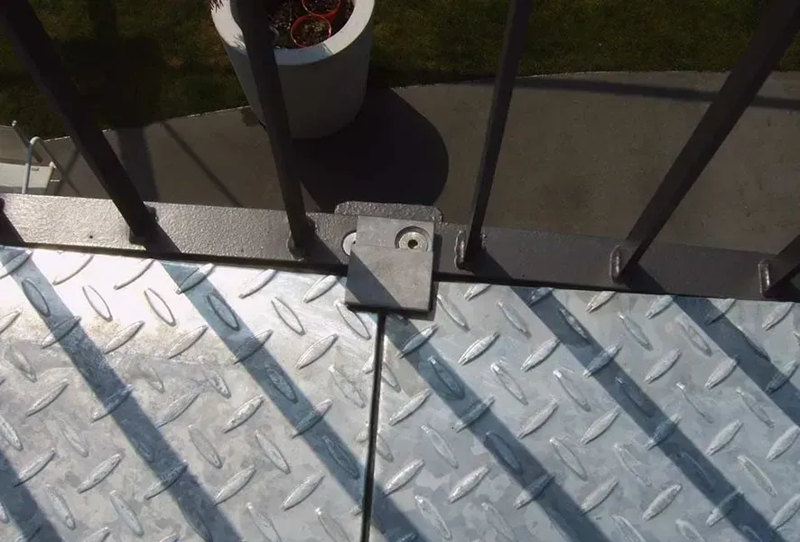 Salden u. Nicolaus Schlosserei GmbH - Eine Metalltreppe mit Rautenmuster