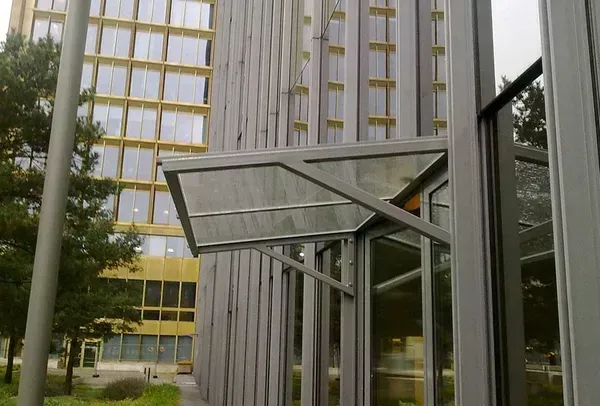 Salden u. Nicolaus Schlosserei GmbH - Ein Gebäude mit einem Vordach an der Seite