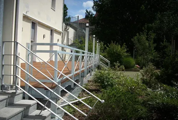 Salden u. Nicolaus Schlosserei GmbH - Eine Treppe, die zu einem Holzdeck führt