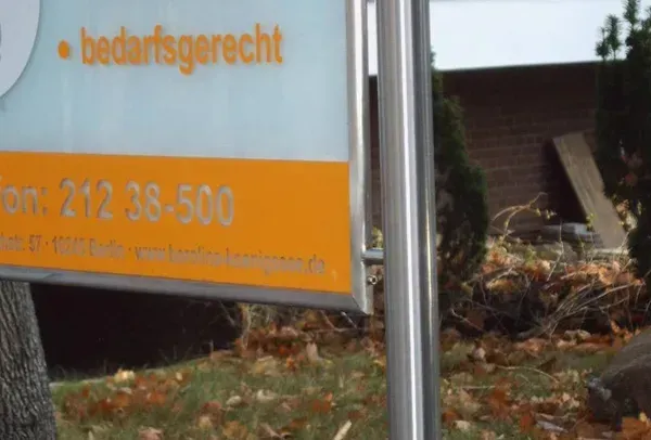 Salden u. Nicolaus Schlosserei GmbH - Ein Schild aus Edelstahl für Werbezwecke