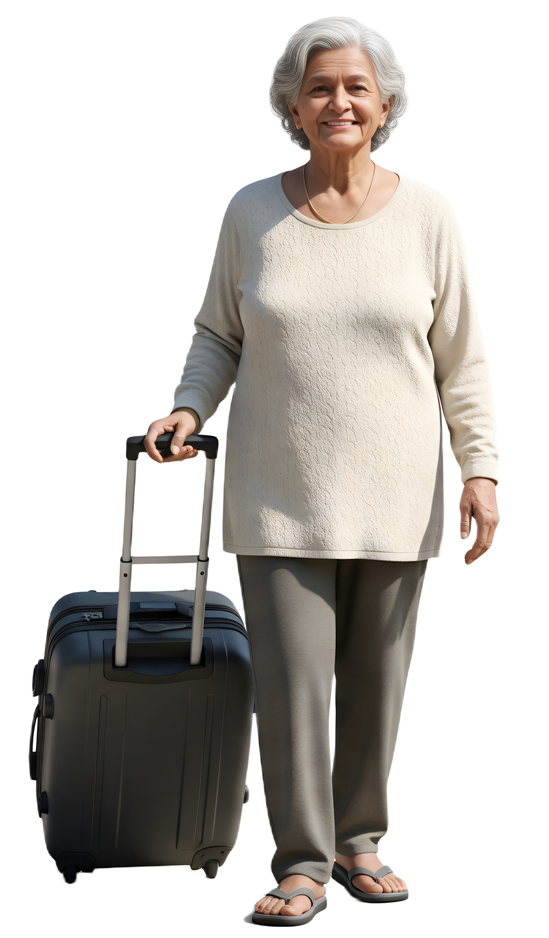 Femme âgée aux cheveux blancs, souriante, tenant une valise à roulettes