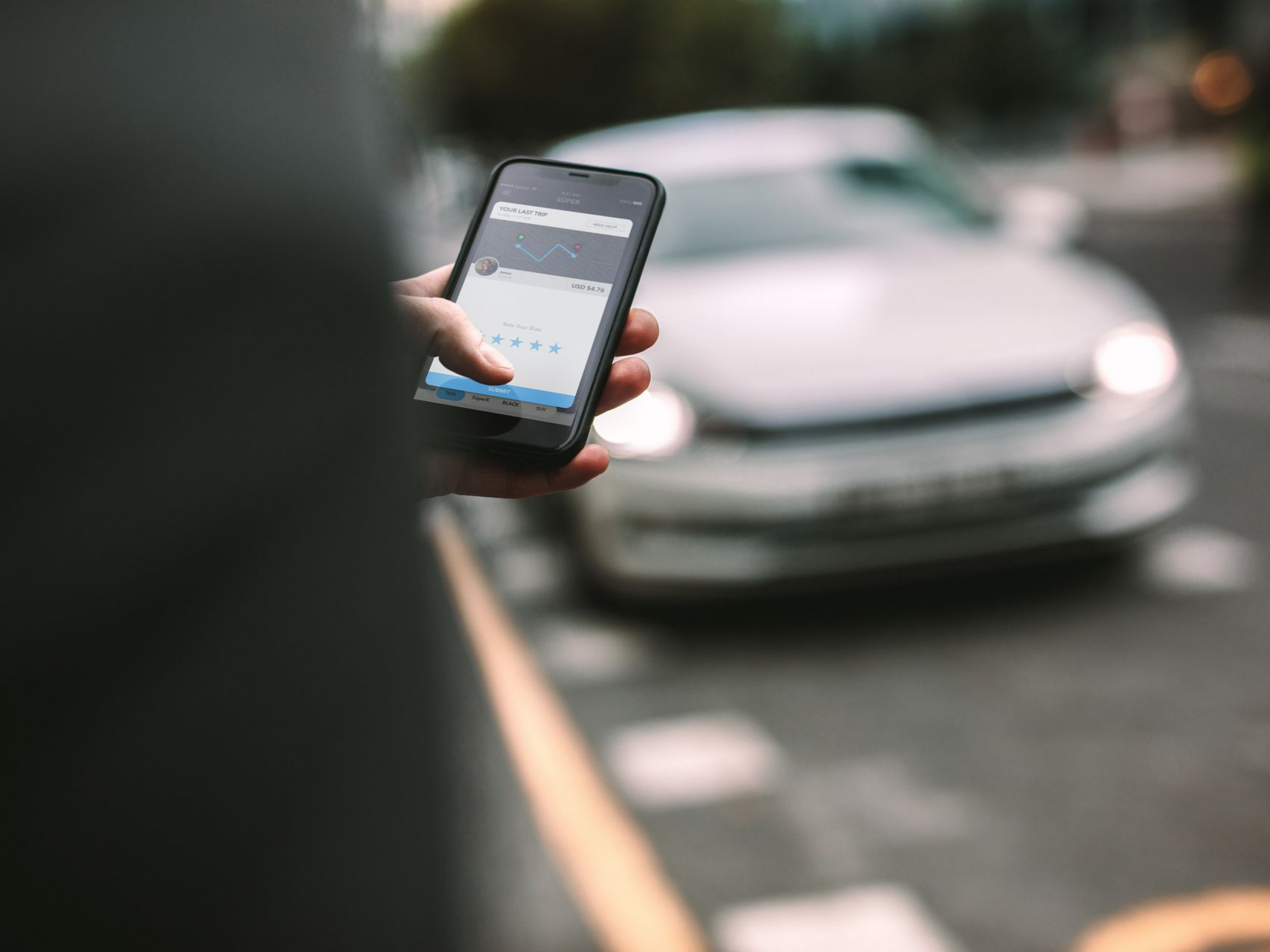 Personne utilisant un smartphone pour commander un trajet