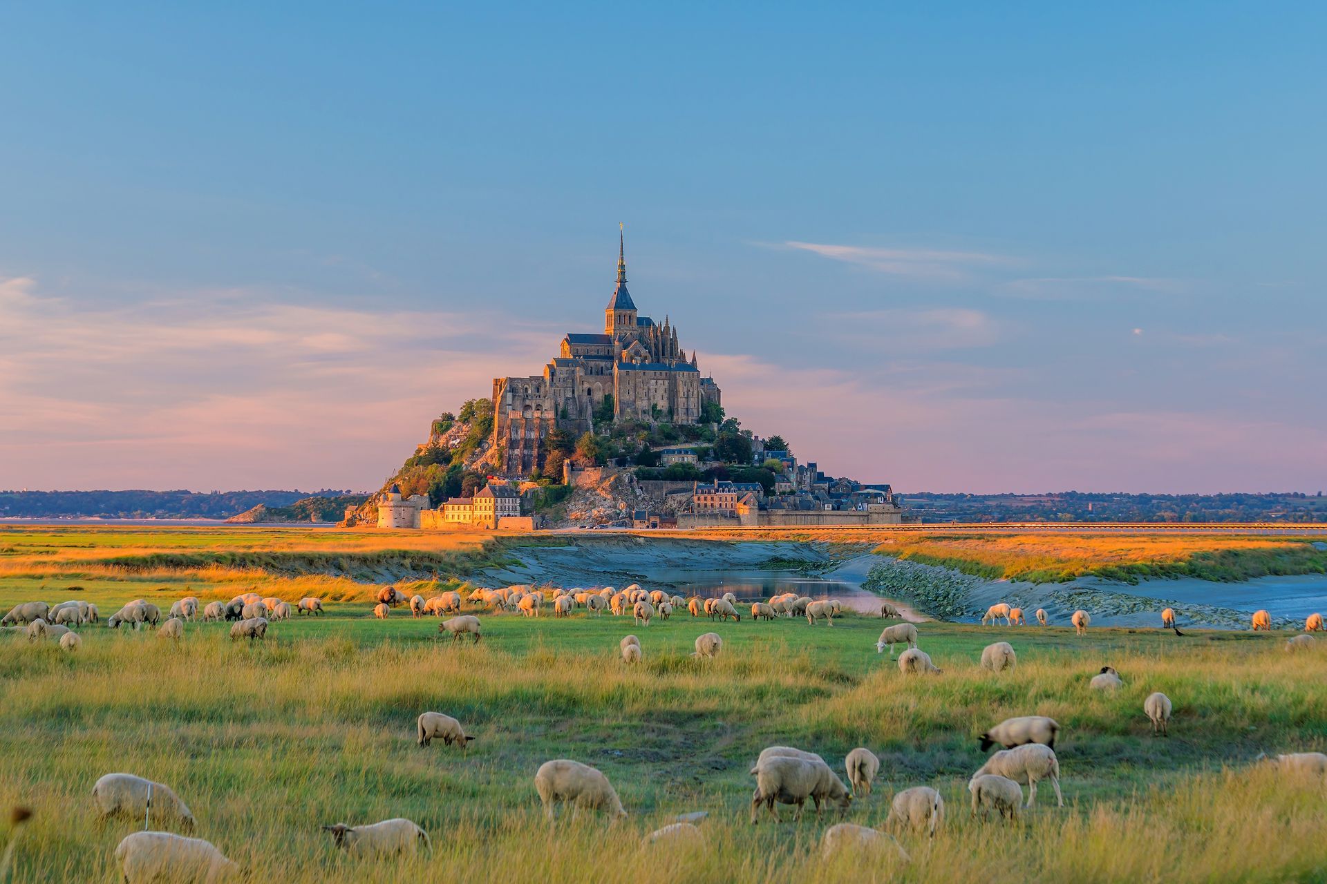Le mont Saint-Michel au coucher du soleil