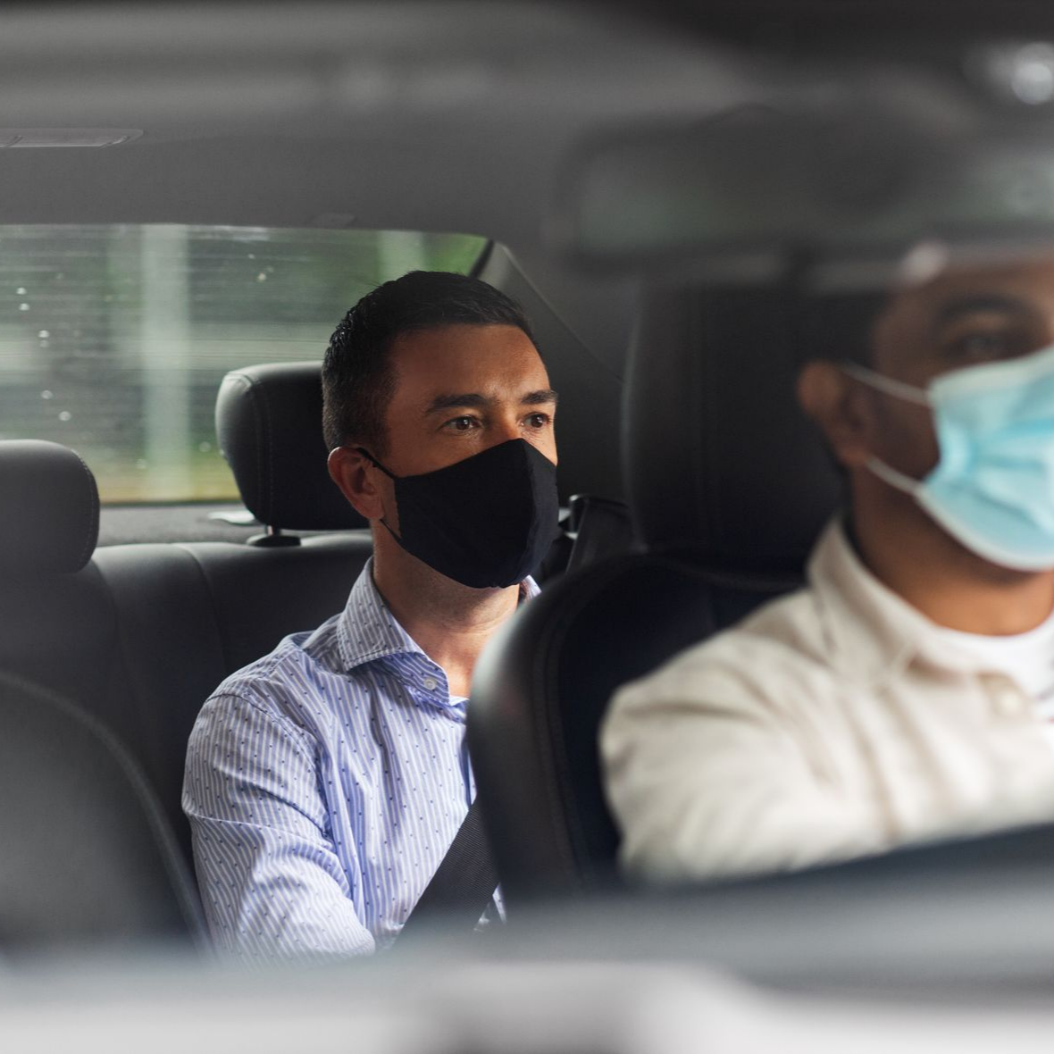 Deux hommes masqués dans une voiture