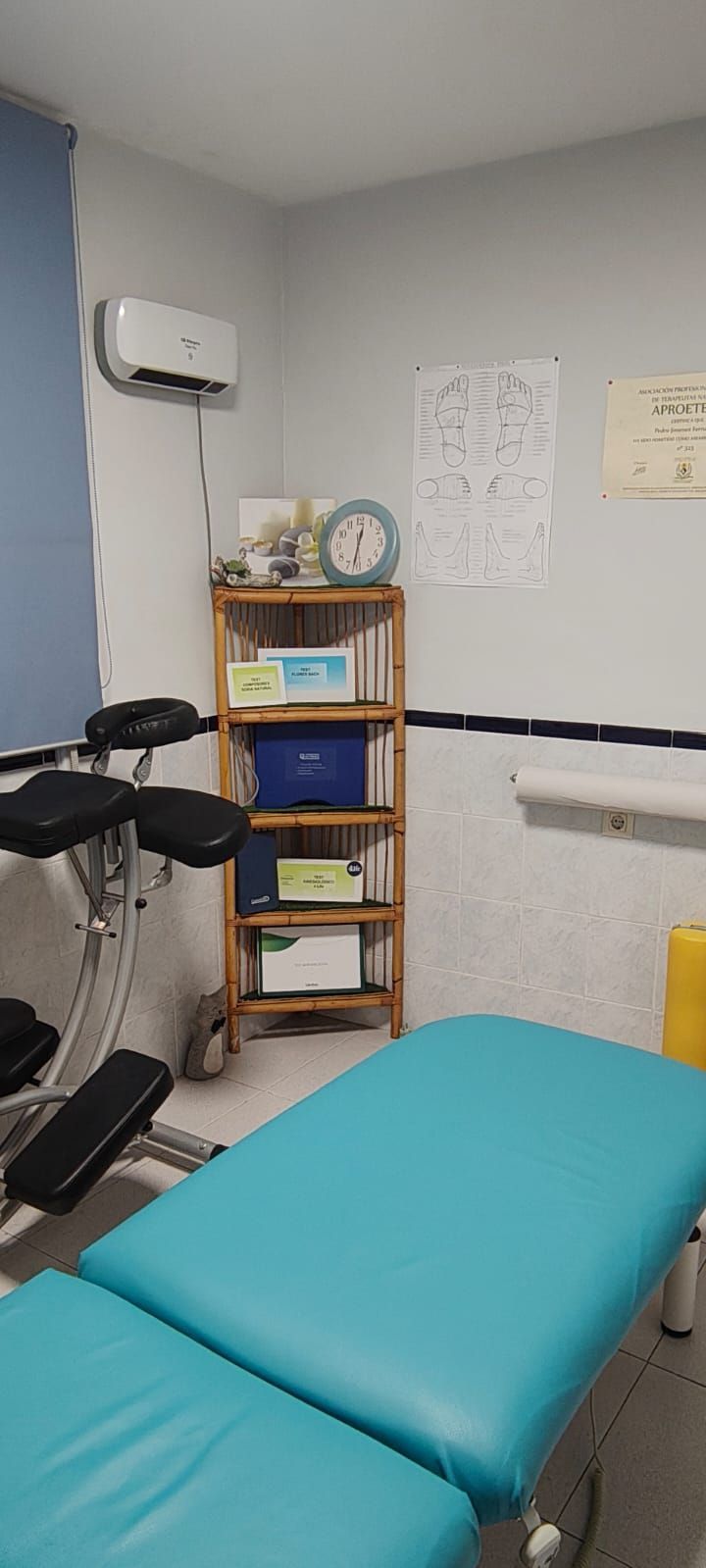 Logo: Pedro Jiménez Fernández, Quiromasaje, Reflexología Podal, Kinesiología, Osteopatía, with an ornate floral design.