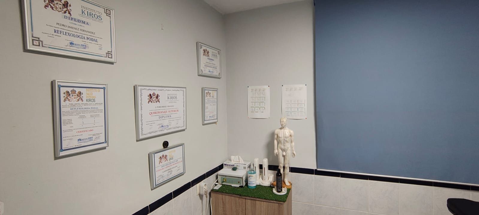 Logo: Pedro Jiménez Fernández, Quiromasaje, Reflexología Podal, Kinesiología, Osteopatía, with an ornate floral design.