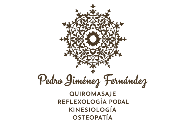 Mesa de examen naranja en una sala médica con certificados enmarcados en la pared.