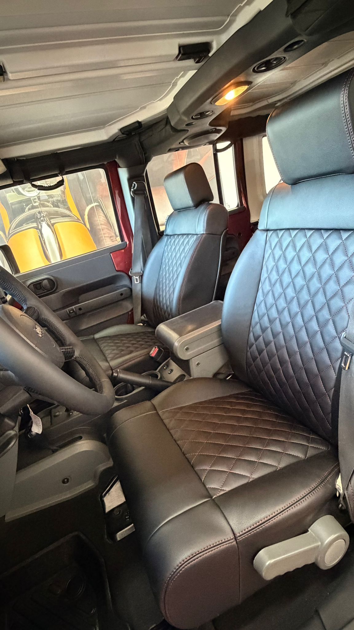 Interior del coche con dos 