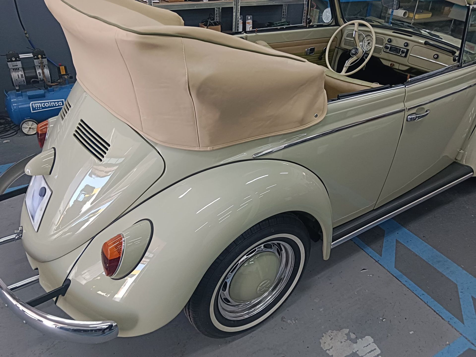 Coche descapotable clásico de color beige con 