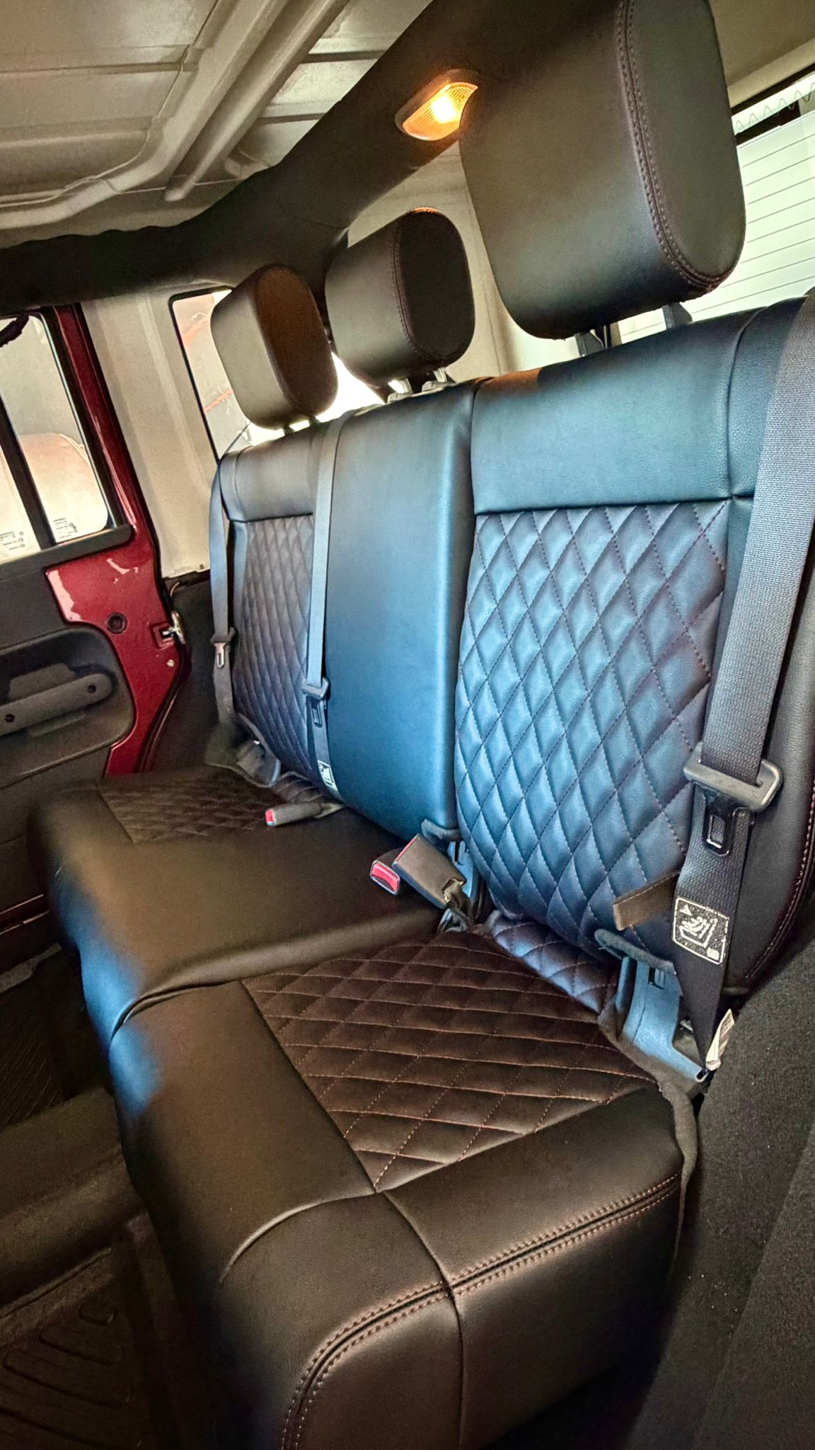 Asiento corrido de cuero negro 