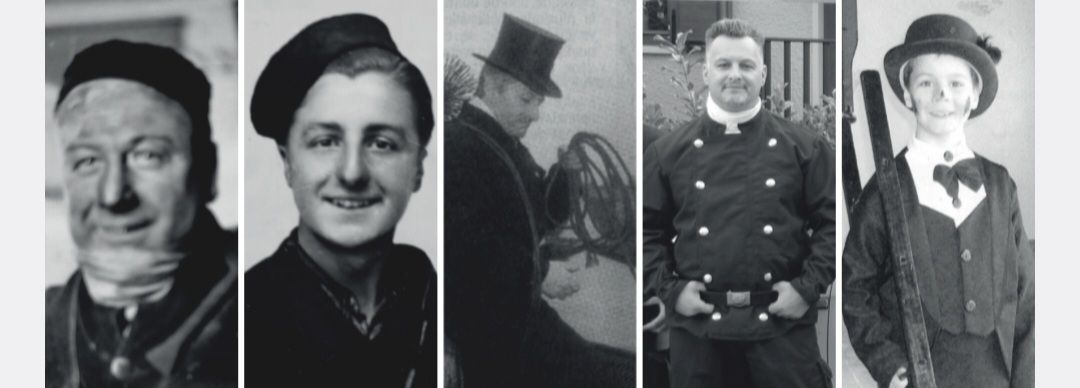 Un technicien ramoneur inspecte une chaudière résidentielle dans un sous-sol, tenant une lampe torche près de l'appareil.