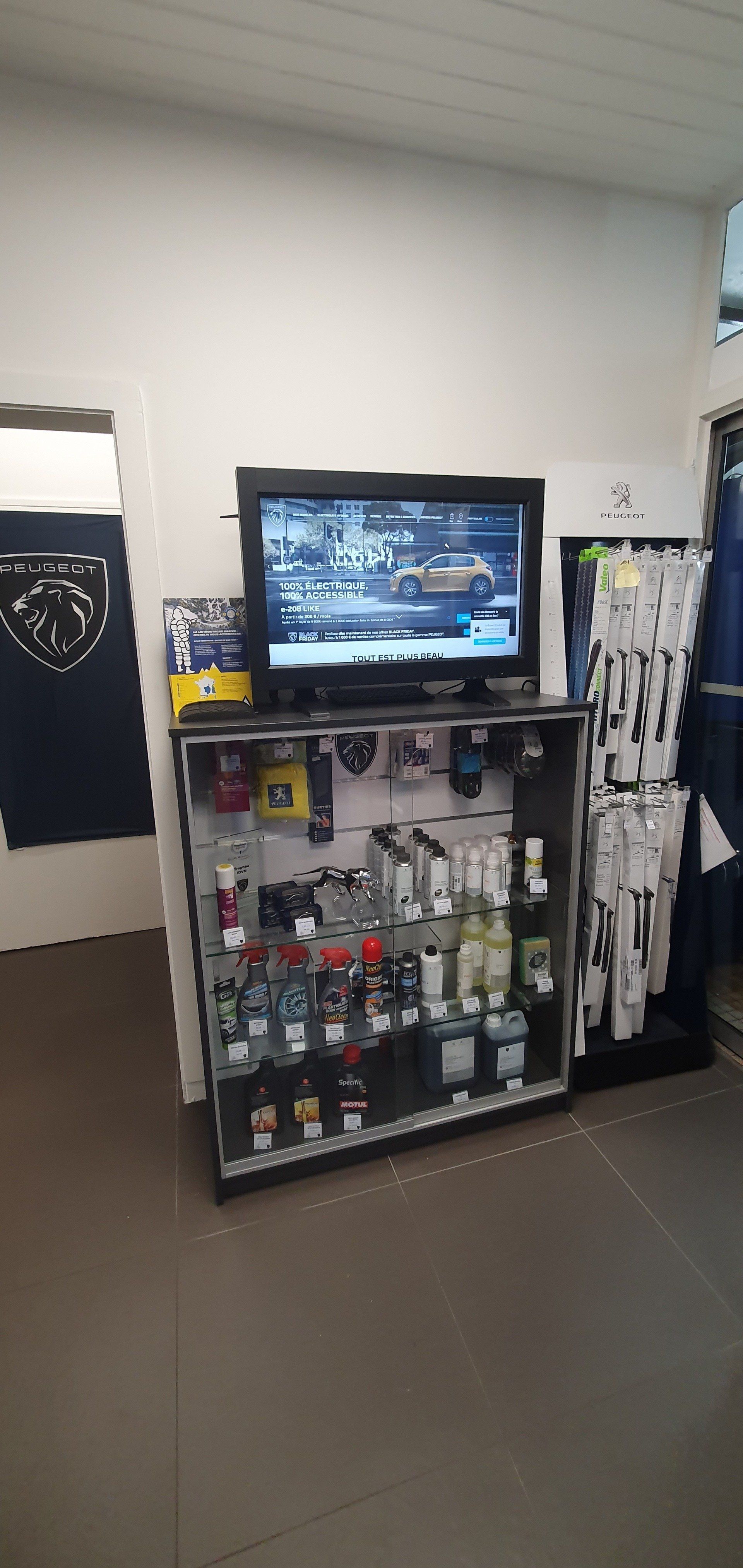 Petite armoire vitrine avec produits de nettoyage pour voiture