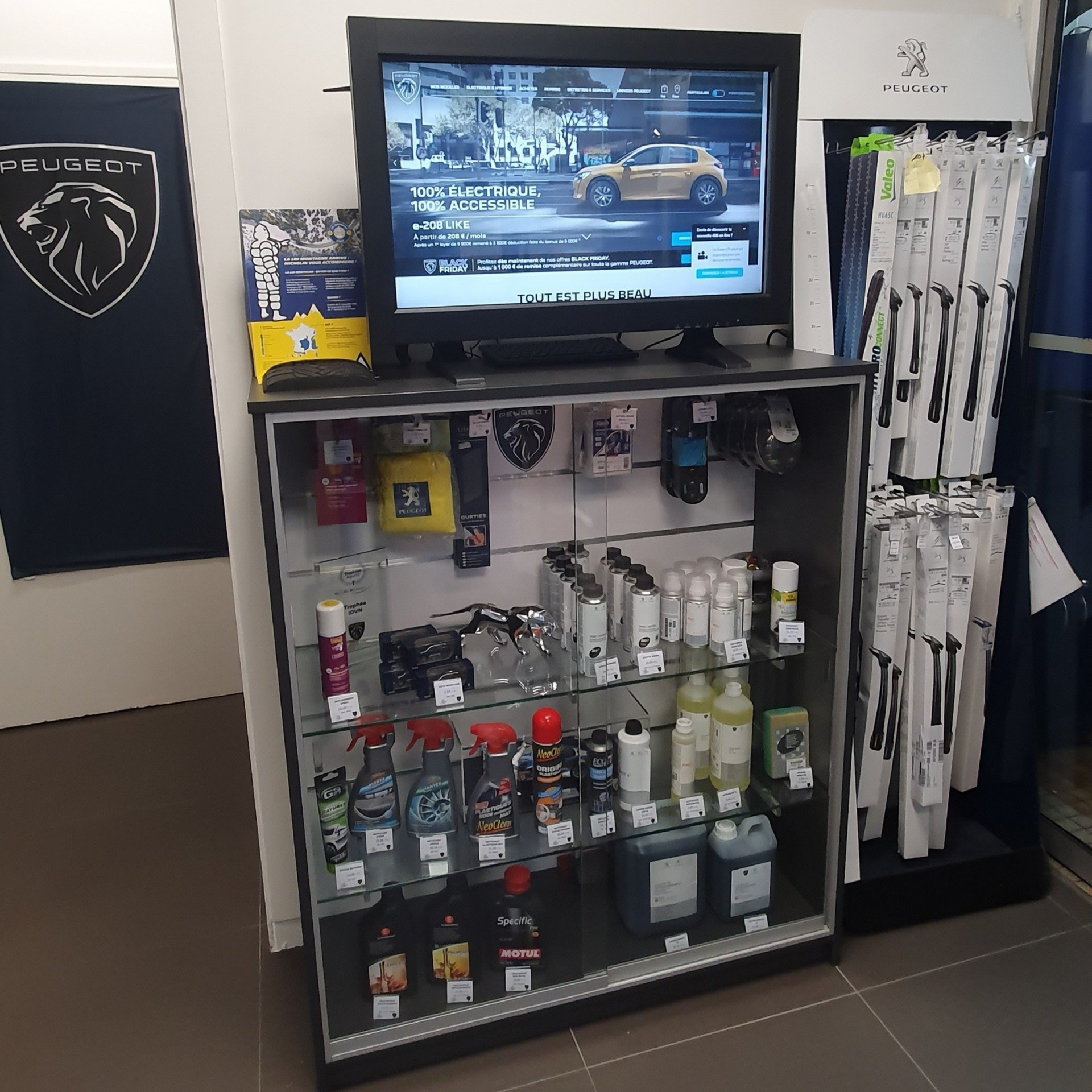 Petite armoire vitrine avec produits de nettoyage pour voiture