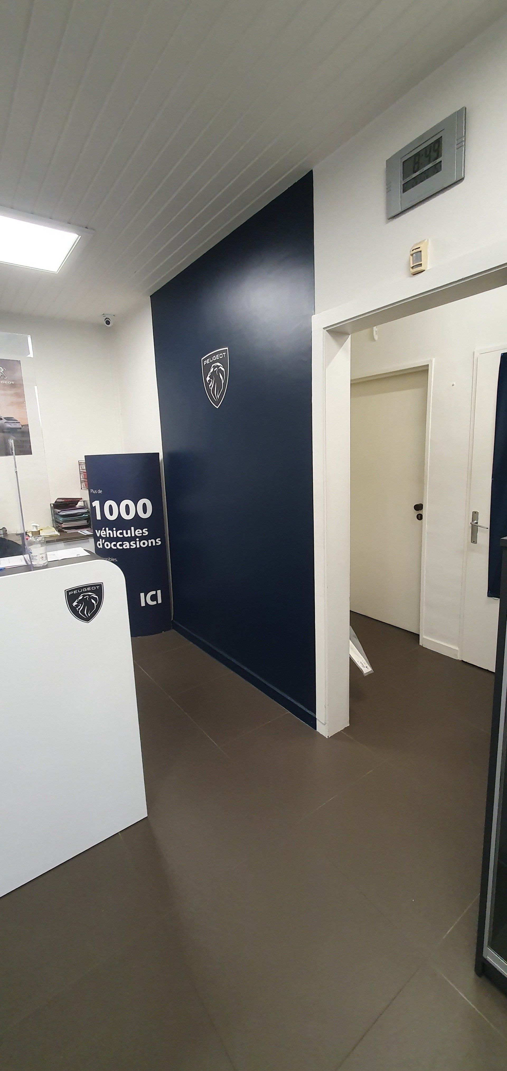 Mur bleu-noir avec le logo Peugeot