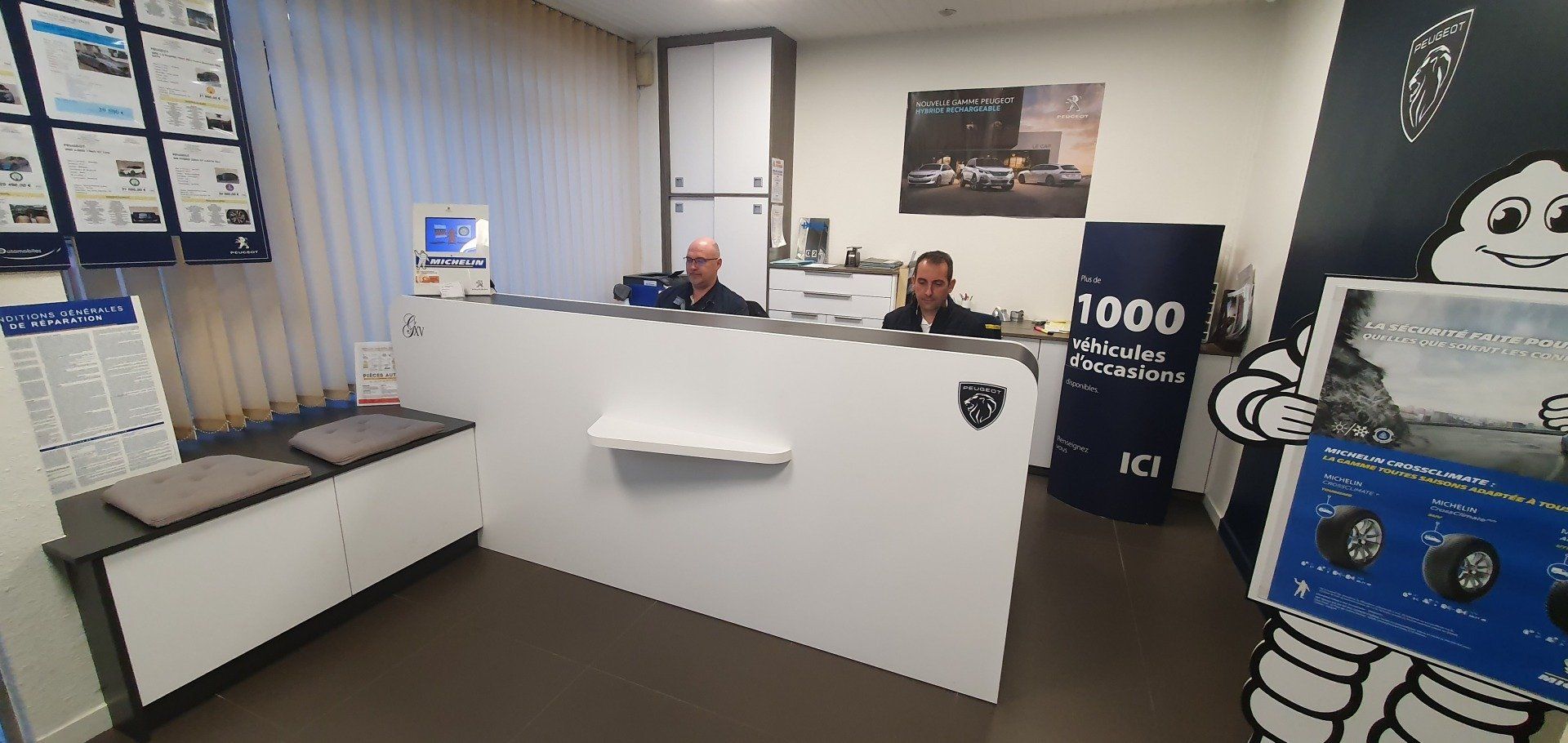 Zone d'accueil d'un garage automobile avec deux personnes