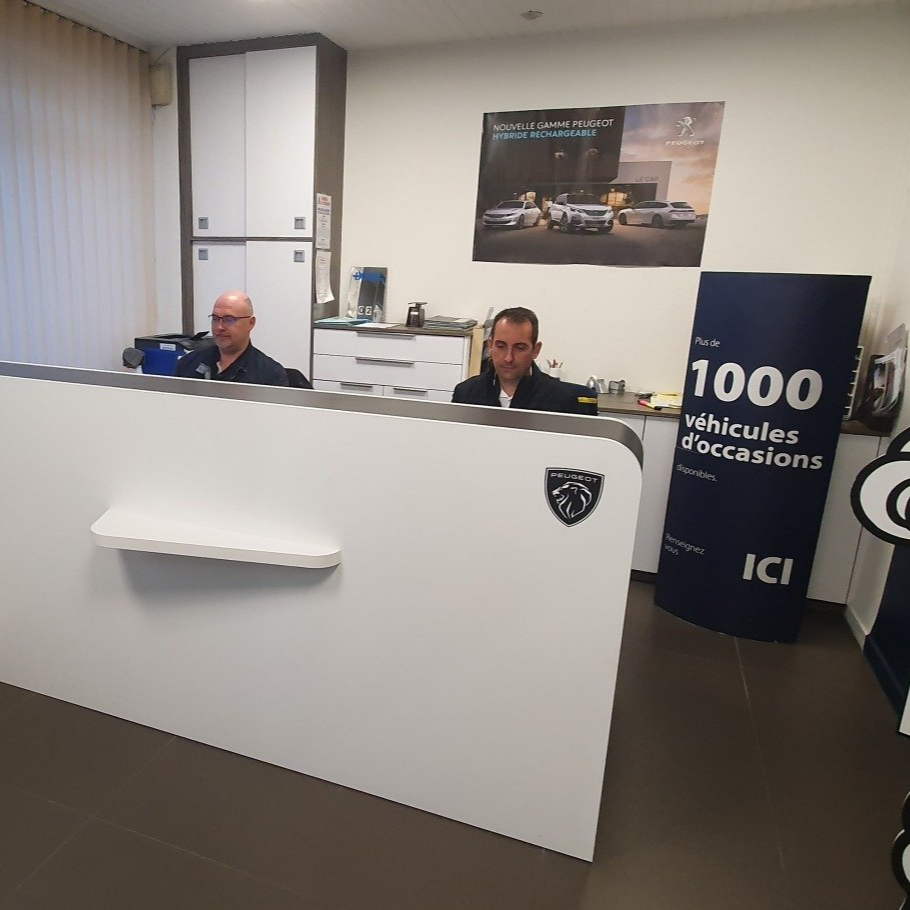 Zone d'accueil d'un garage automobile avec deux personnes