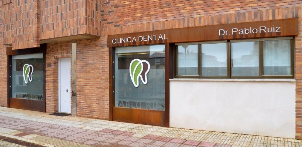 Un edificio de ladrillos con un cartel que dice Dr. Pablo Ruiz.