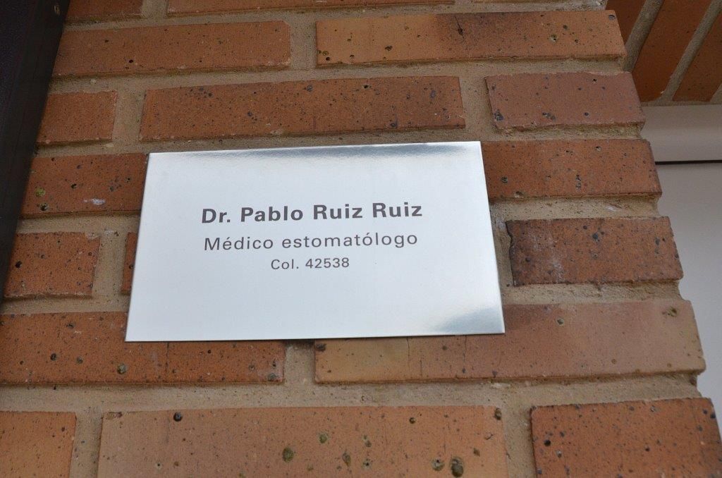 Un cartel en una pared de ladrillos dice Dr. Pablo Ruiz Ruiz.