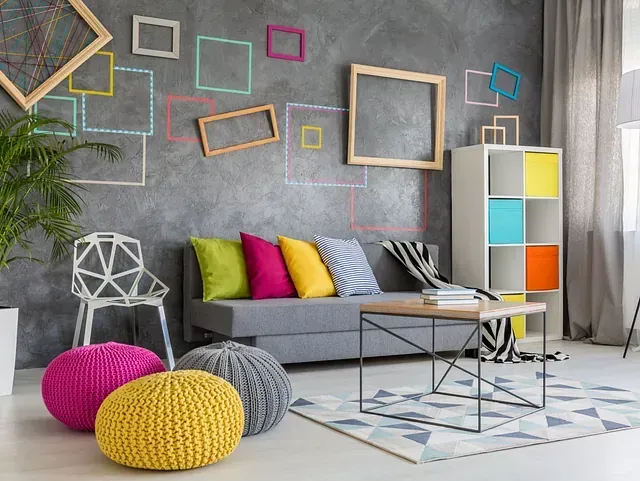 Una sala de estar con un sofá, sillas, otomanas y una mesa de café.