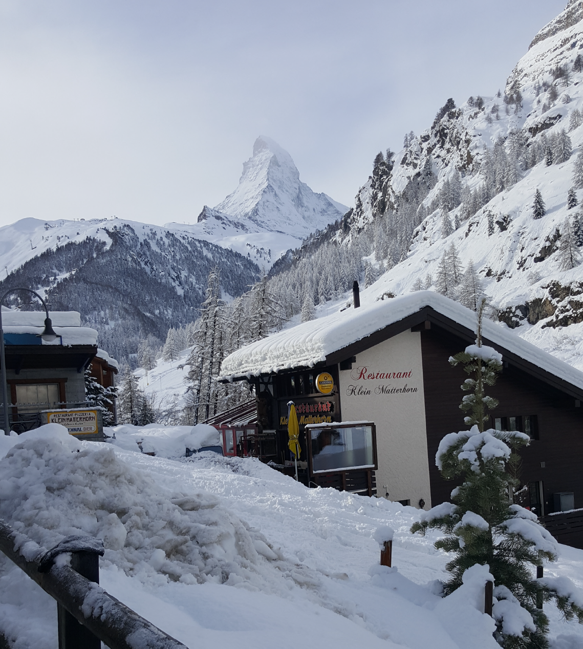 Sicht auf Matterhorn mit Schnee - Restaurant Pizzeria Klein Matterhorn