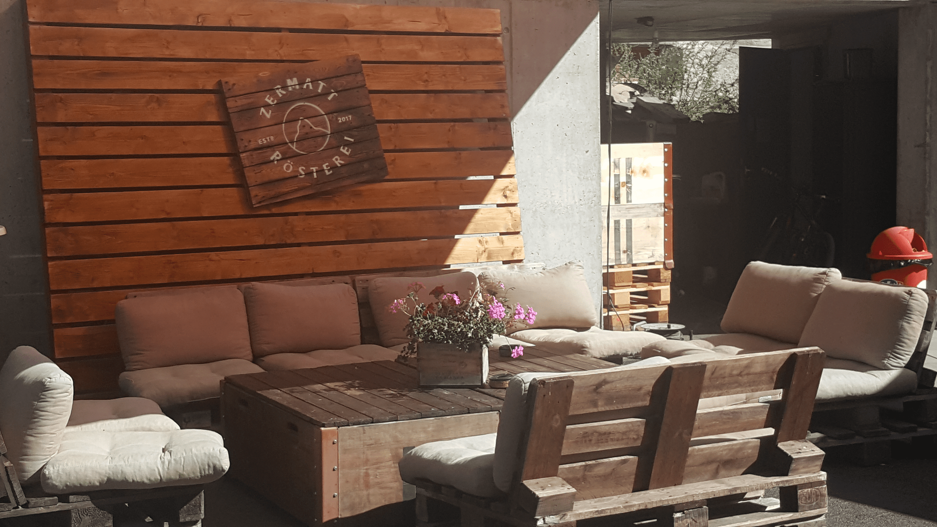 Sitzecke Aussenansicht - Restaurant Pizzeria Klein Matterhorn