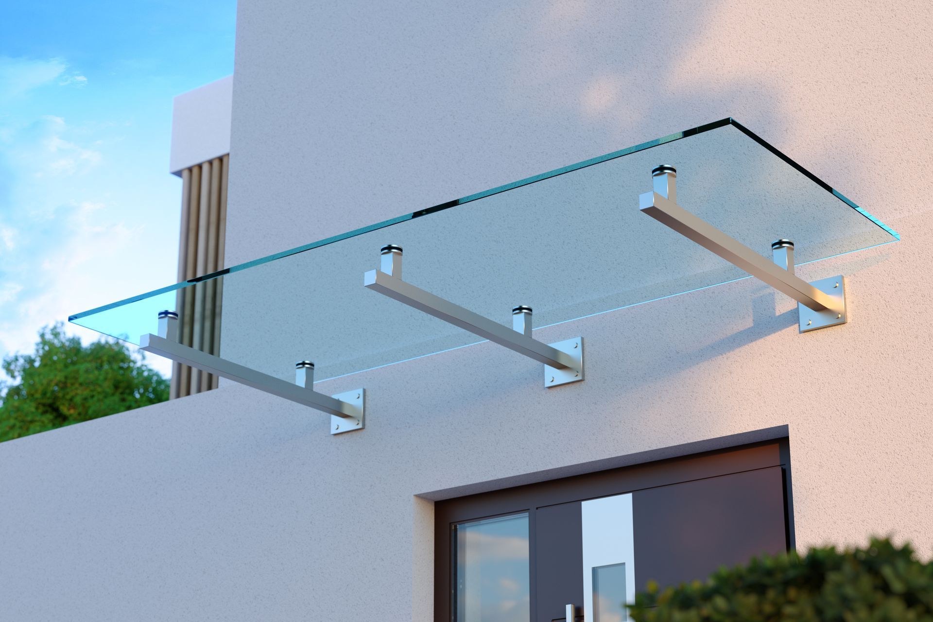 Auvent de porte vitrée moderne, monté sur des supports en acier inoxydable, au-dessus d'une entrée de maison.