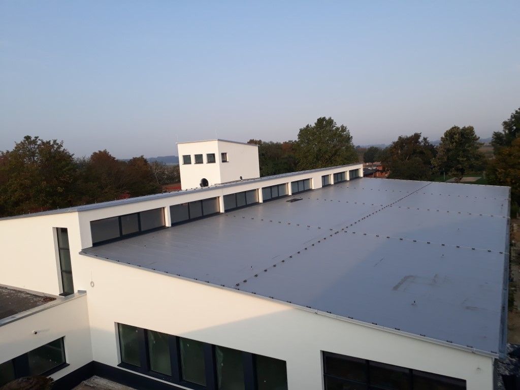 Gebäude mit Flachdach