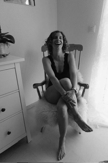 Femme fumant une cigarette, allumée par trois mains tenant des briquets. Noir et blanc, expression intense.