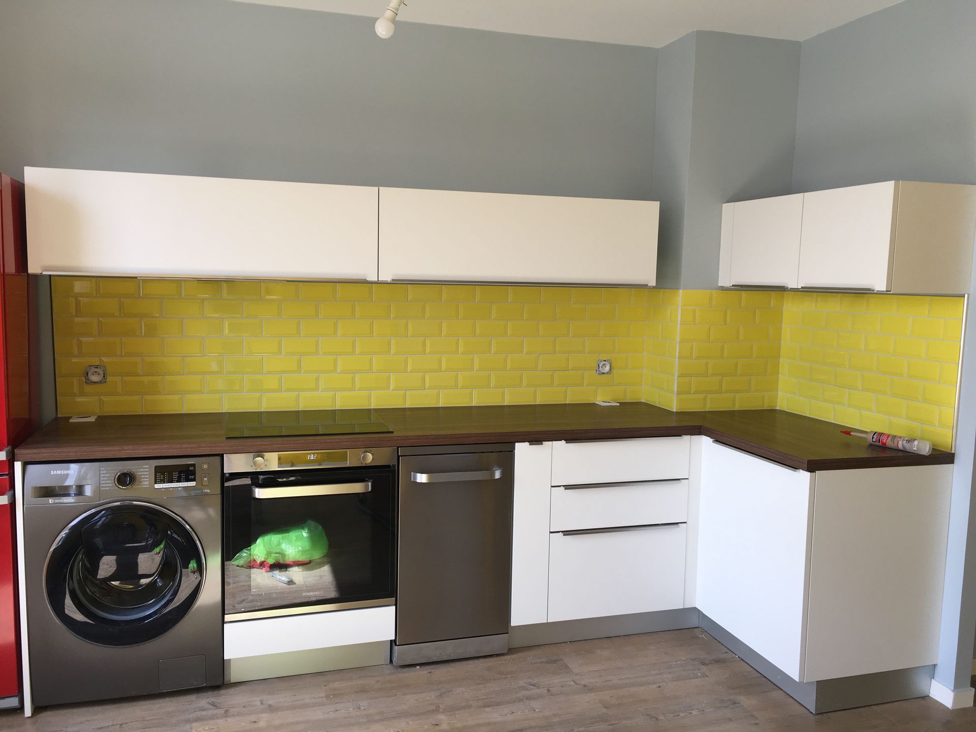 Faïence jaune dans une cuisine