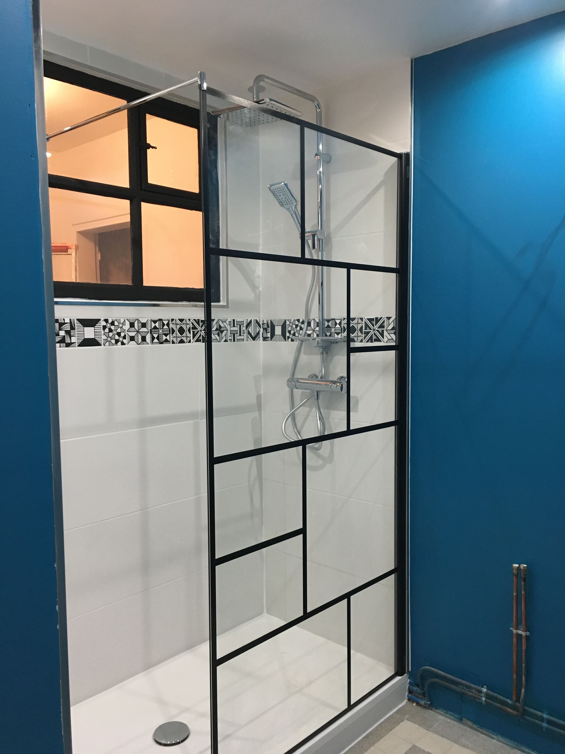 Murs bleus dans une salle de bains