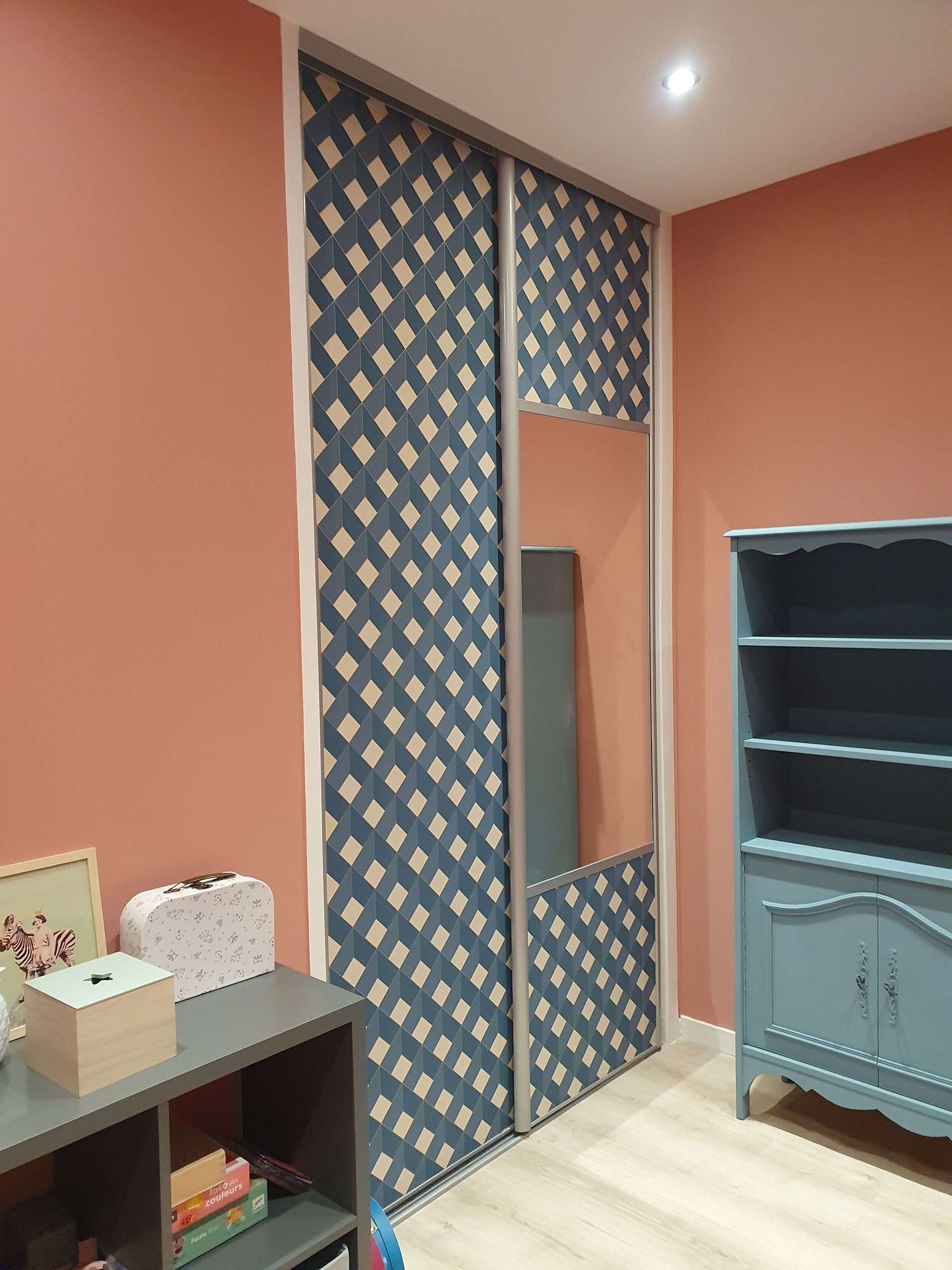 Murs roses et papier peint