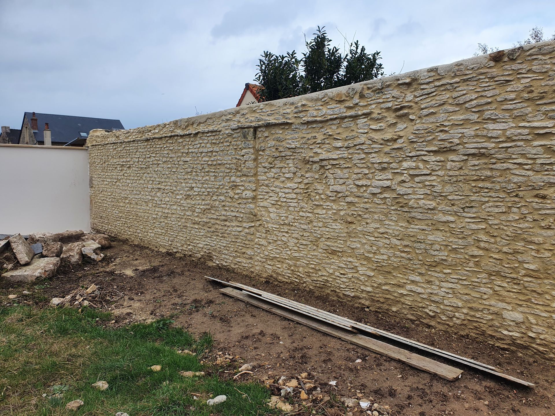 Construction d'un mur en pierres