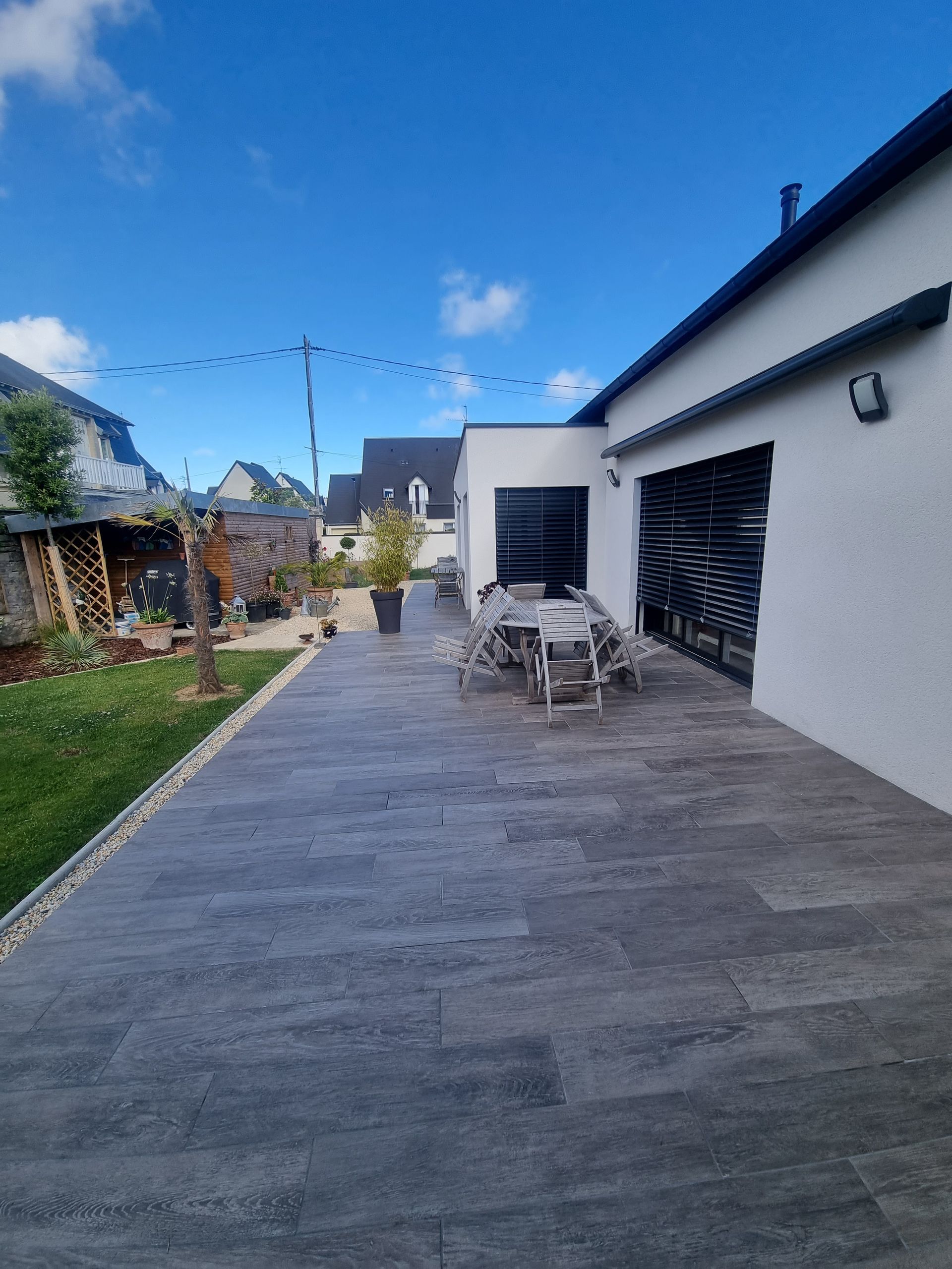 Terrasse en carrelage gris