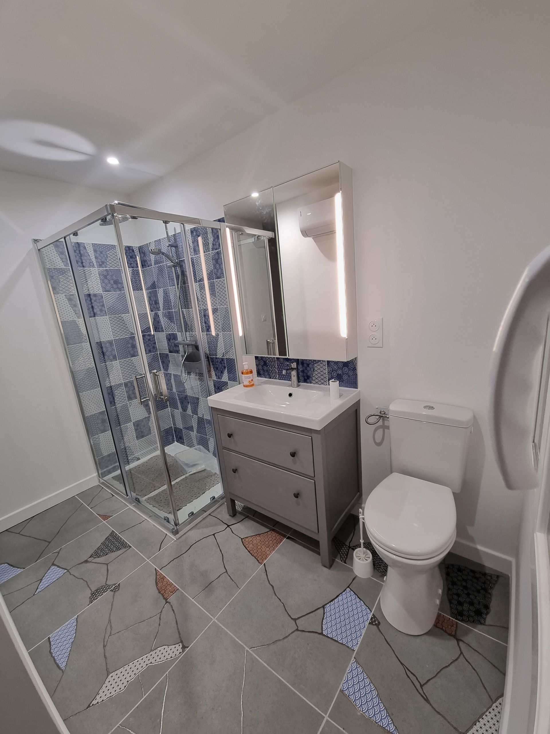 Salle de bains avec douche